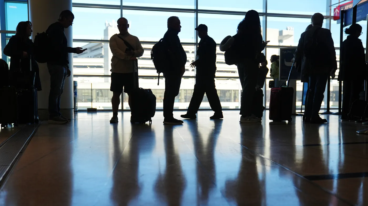 Tiempos de espera en aeropuertos mejoran, mientras Trump amenaza a Irán