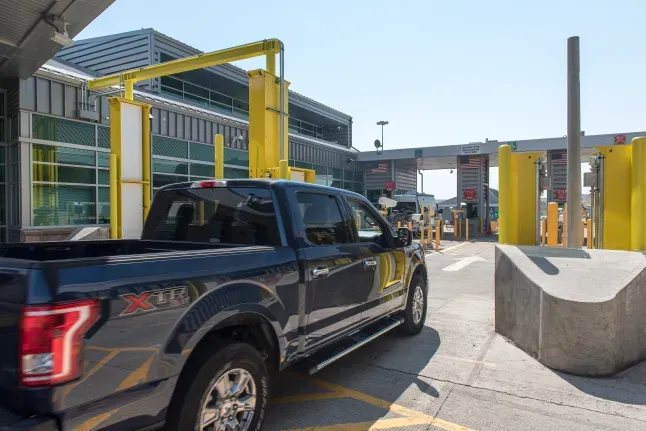 Border Crossing Closure: Trump to Close Historic US-Canada Passage - Image 1