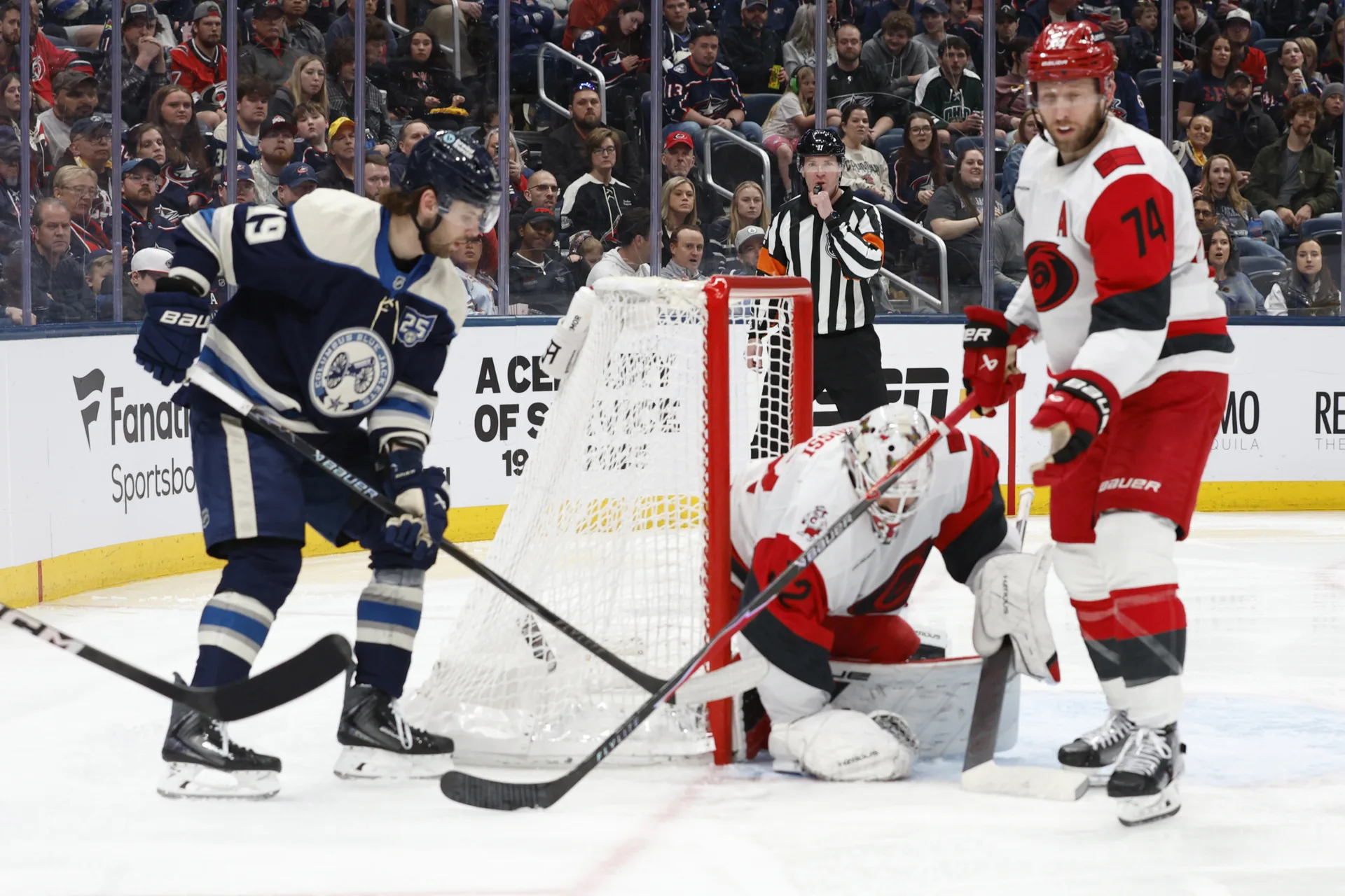 ¡Bussi al rescate! Hurricanes vencen a Blue Jackets con actuación estelar