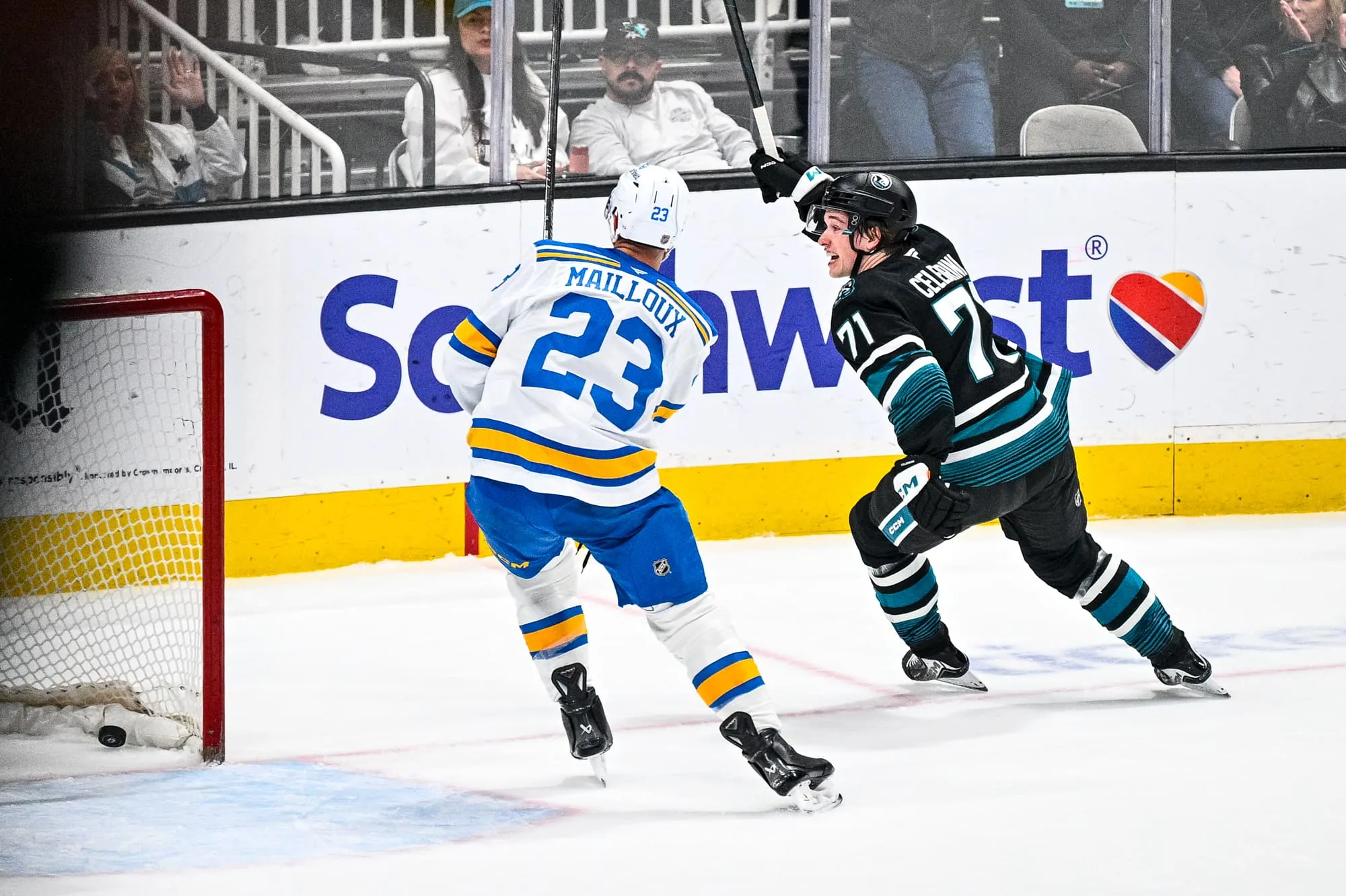 Celebrini Anota 100 Puntos, Gaudette Decide: Tiburones de San José Vencen a Blues 5-4