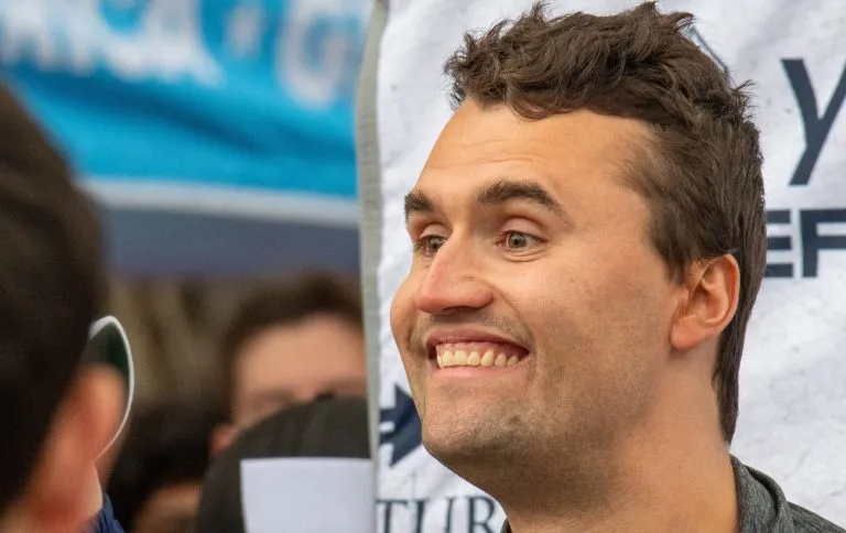 Caso Charlie Kirk: El Balazo Fallido Cuestiona la Condena por Asesinato