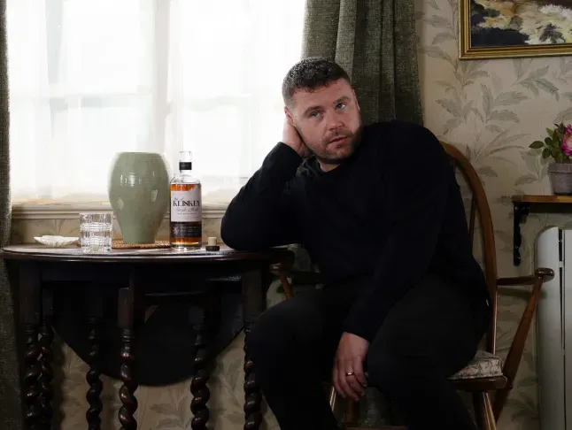 Danny Miller y Brooke Vincent: Divertida disputa sobre 'palos de lágrimas' - Image 1