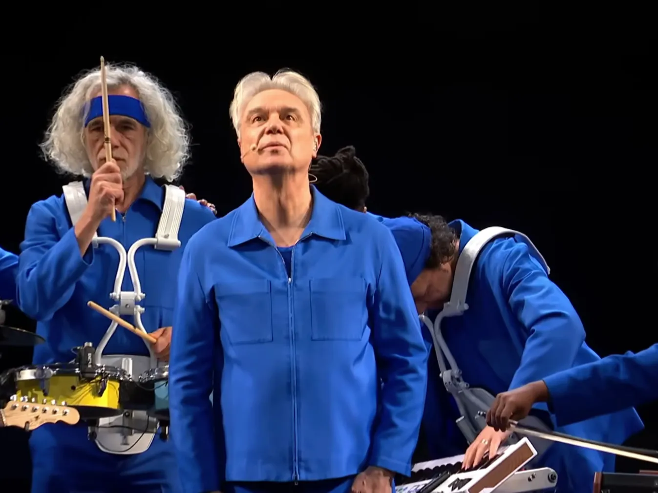 David Byrne Interpreta 'When We Are Singing' en 'Colbert'