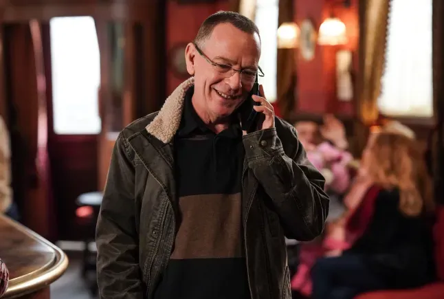 EastEnders: Bea Acecha a Ian Beale, Desatando Intriga en Albert Square - Image 1
