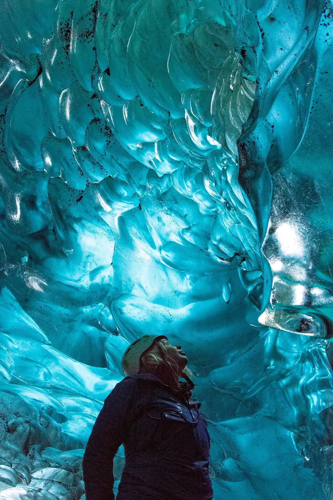 Tragedia en Glaciar: El Turismo de Cuevas de Hielo y sus Peligros - Image 1