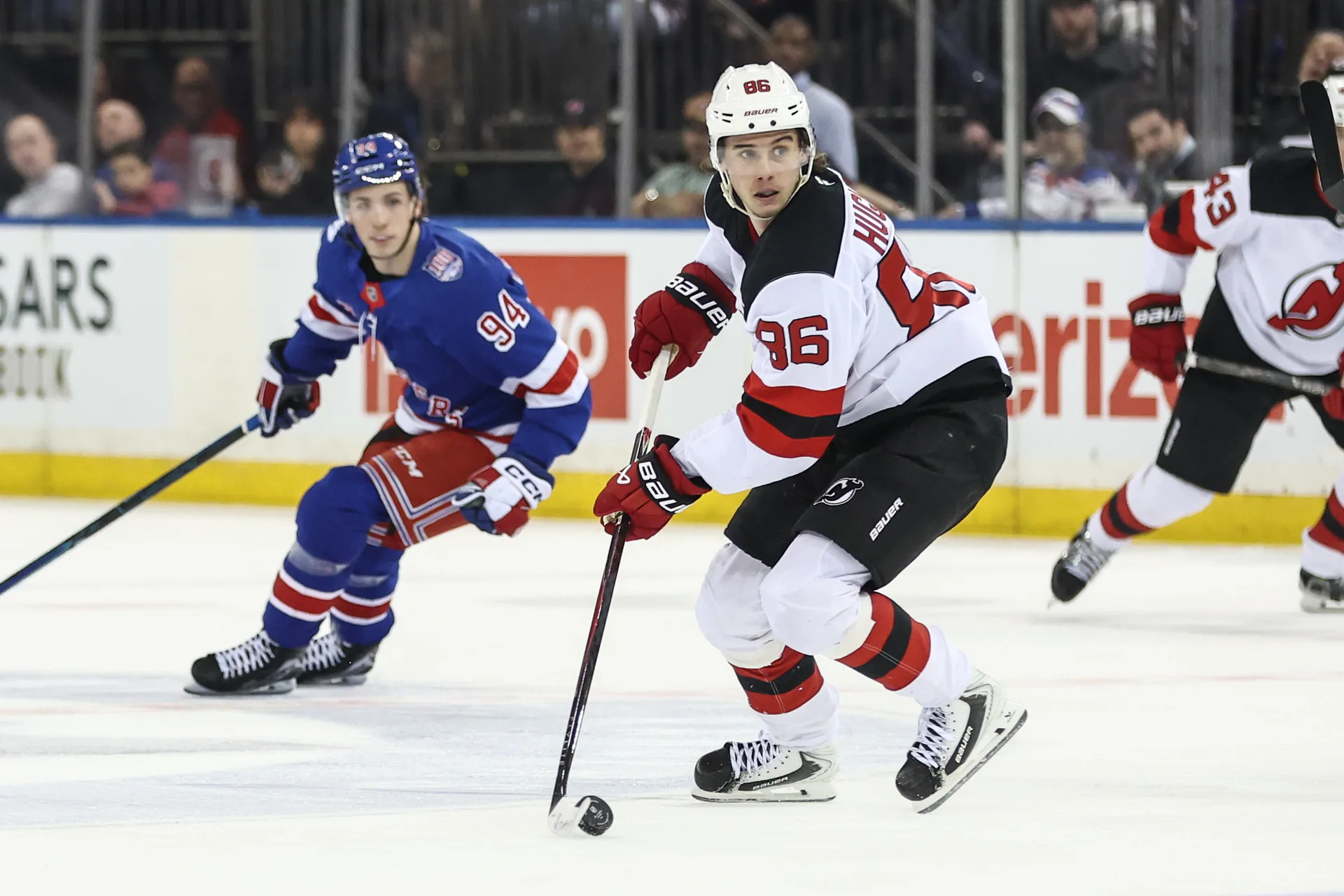 ¡PELEA DE PORTEROS! Markstrom y Shesterkin se enfrentan en derrota de los Devils ante los Rangers