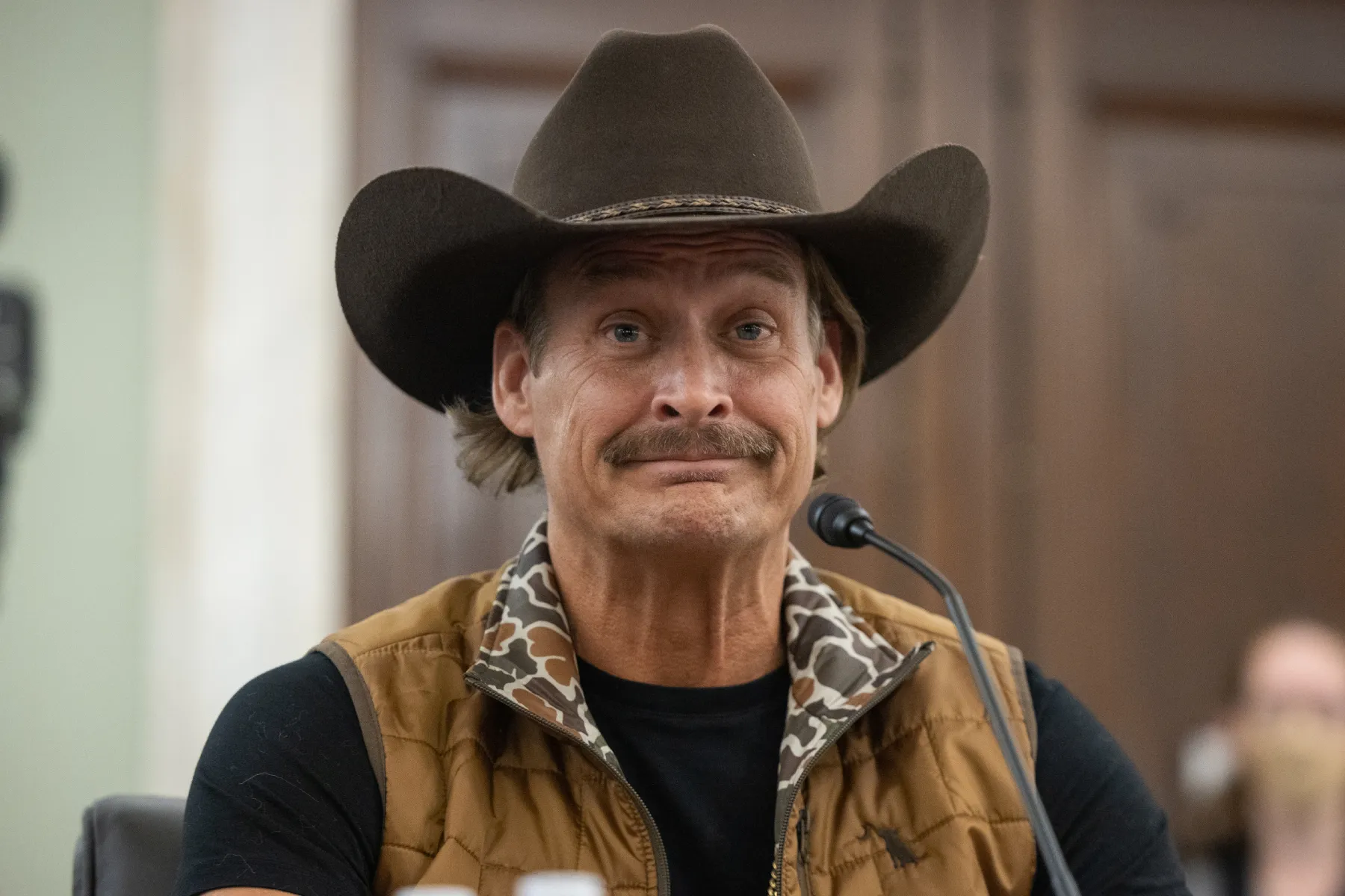 Hegseth Revoca Suspensión a Pilotos por Vuelo sobre Casa de Kid Rock