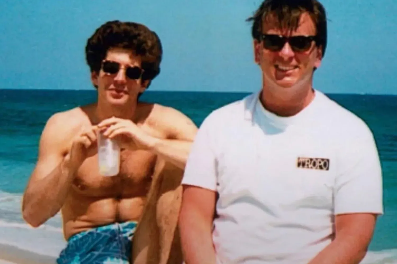 Un Amigo Íntimo de JFK Jr. Rompe el Silencio sobre la Serie 'Love Story'