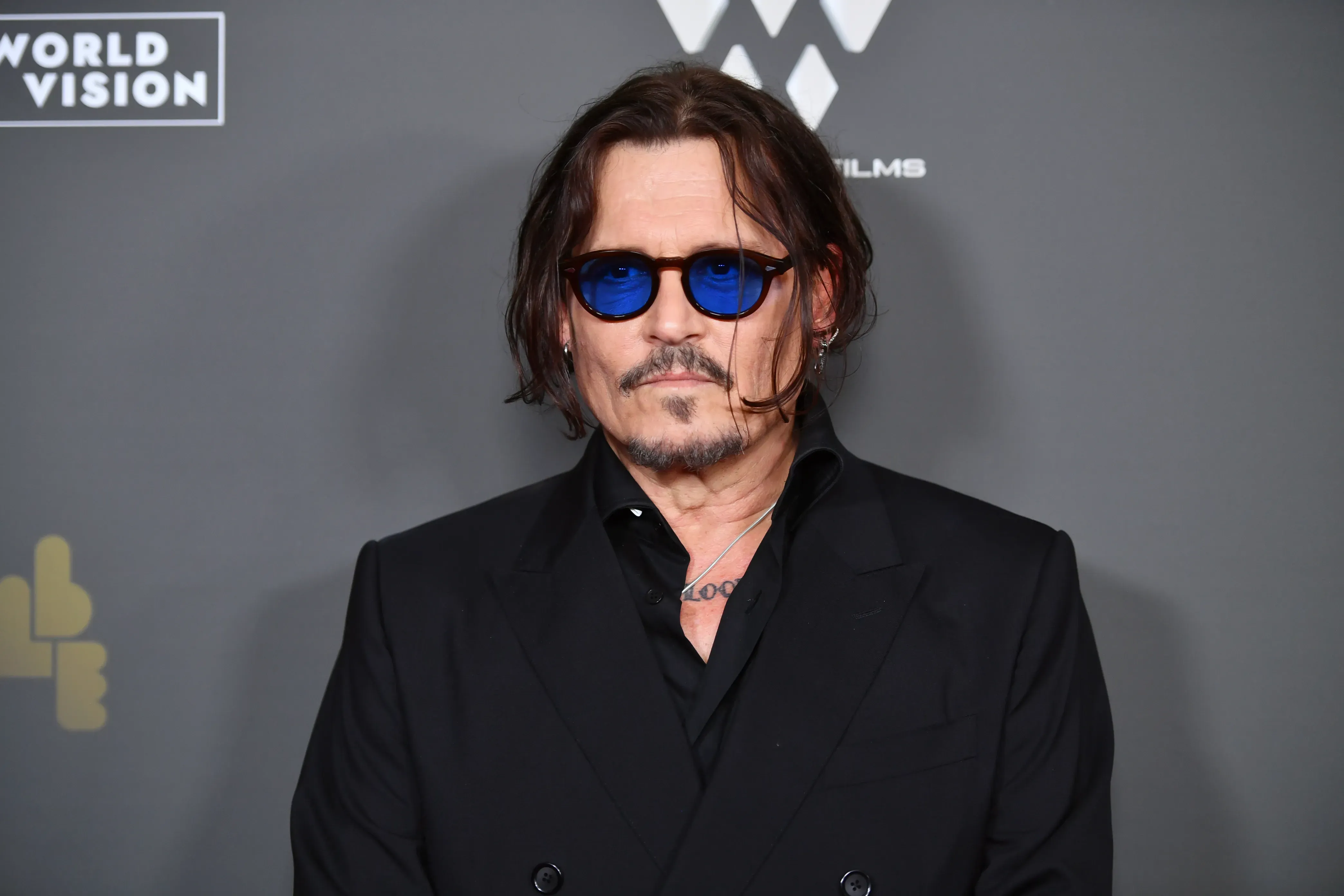 Johnny Depp Lanza Ron con Diseño Propio: Tatuajes y Amores en la Botella