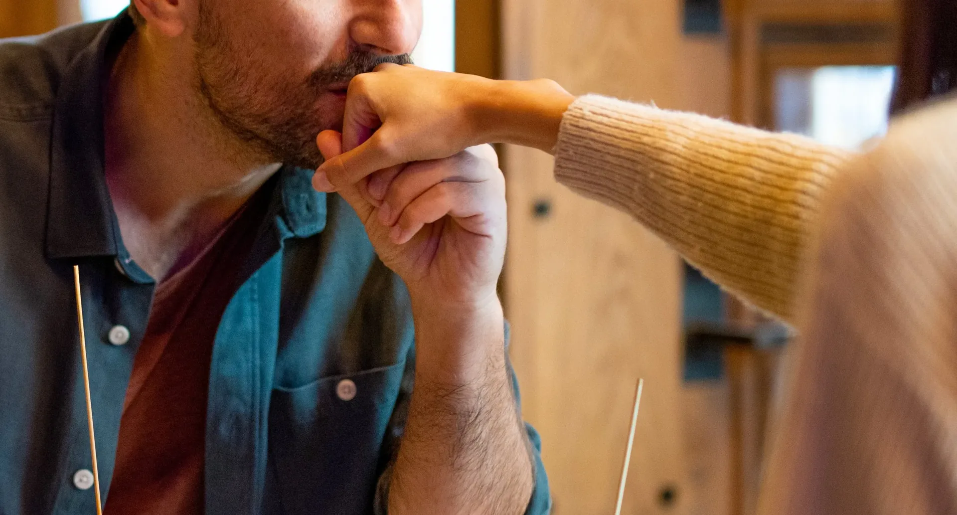 Besar la Mano Sin Consentimiento Ahora es Agresión Sexual en España - Image 1