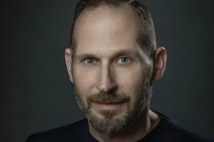 Lee Ginsberg Deja Ginsberg / Libby y se Convierte en Consultor de Premios