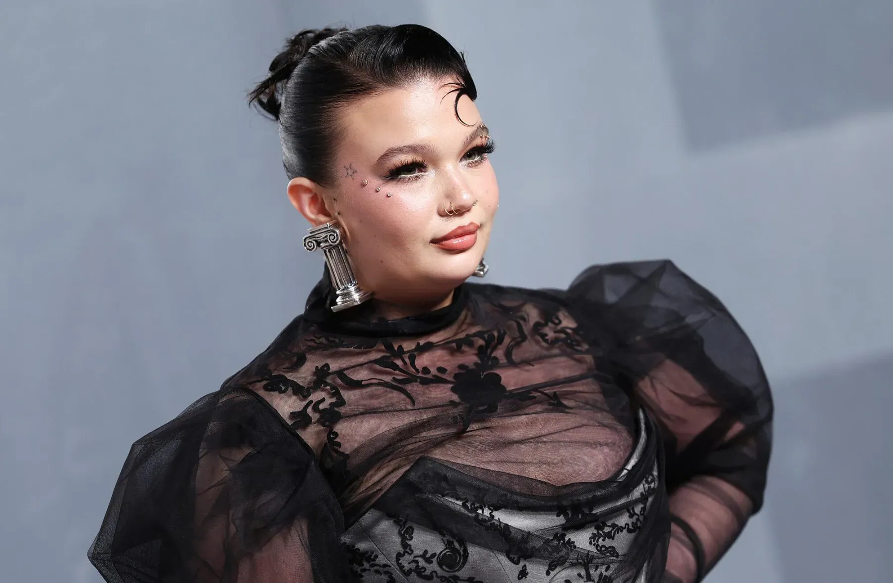 Lola Young Habla de la Recuperación de las Drogas como un 'Proceso Continuo' Tras su Regreso