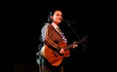 Lola Young Habla de la Recuperación de las Drogas como un 'Proceso Continuo' Tras su Regreso - Image 2