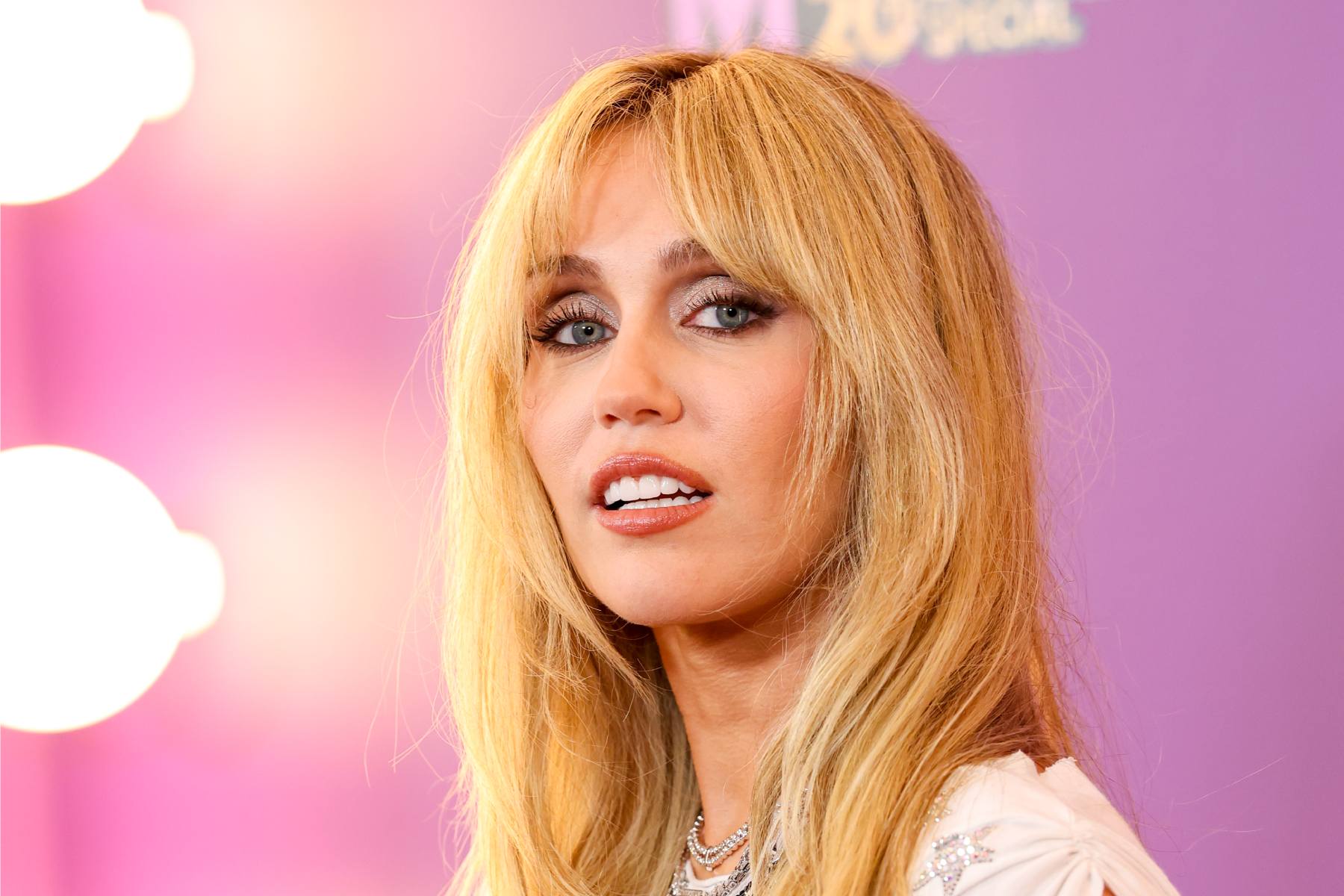 ¡Miley Cyrus Revive la Nostalgia con el Video de 'Younger You' y Desata la Emoción de Hannah Montana!