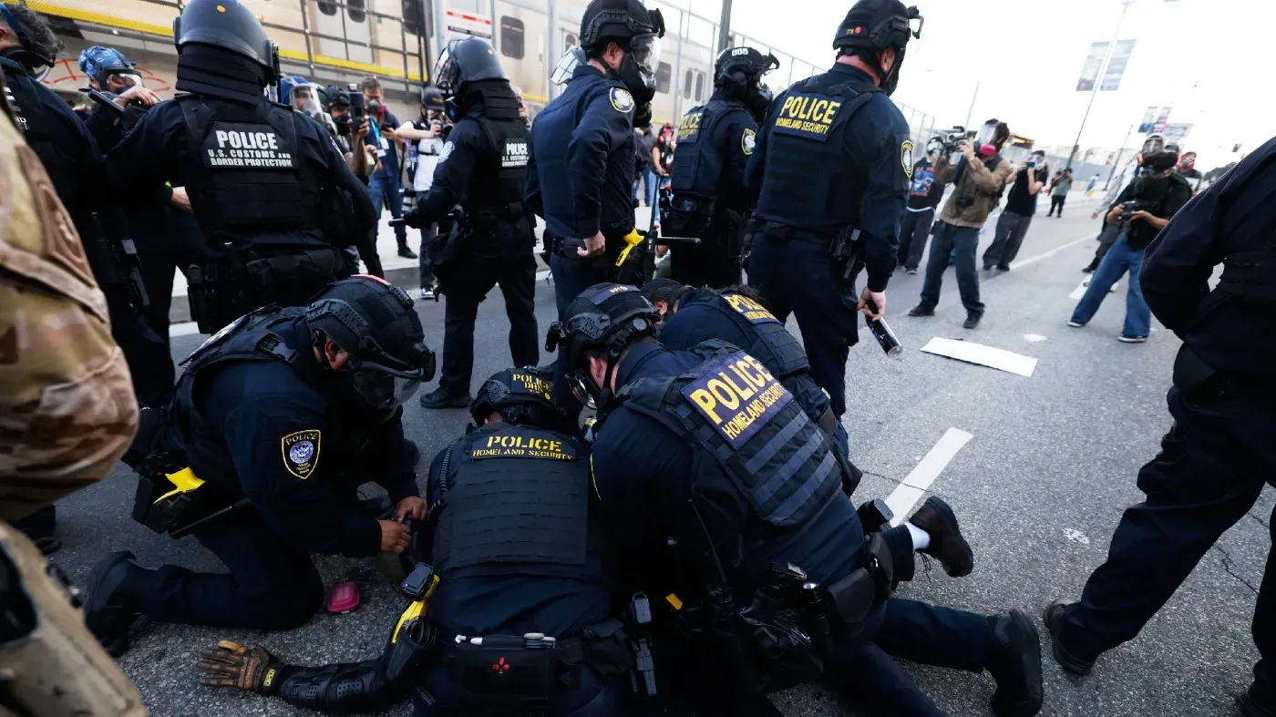 Más de 70 Arrestos en Protesta 'No a los Reyes' en Los Ángeles