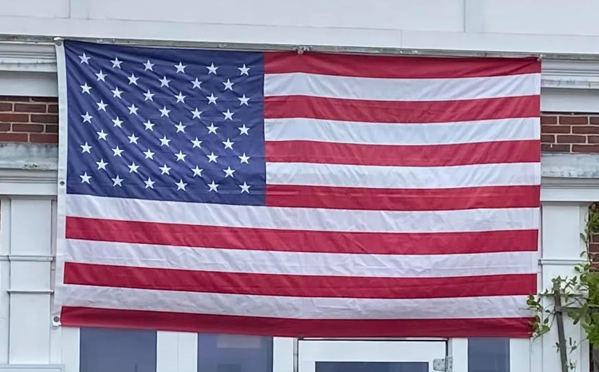 Parábola Política: ¿Cómo un Forastero Destruyó la Armonía de un País?