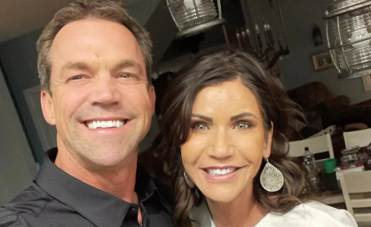 Escándalo Político: Esposo de Republicana en Fotos Fetichistas 'Bimbo' - Image 1