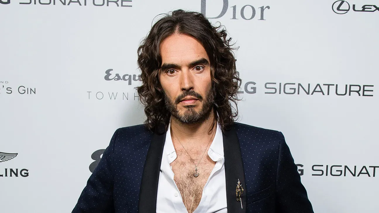 Juicio por Agresión Sexual a Russell Brand: Retraso a Octubre