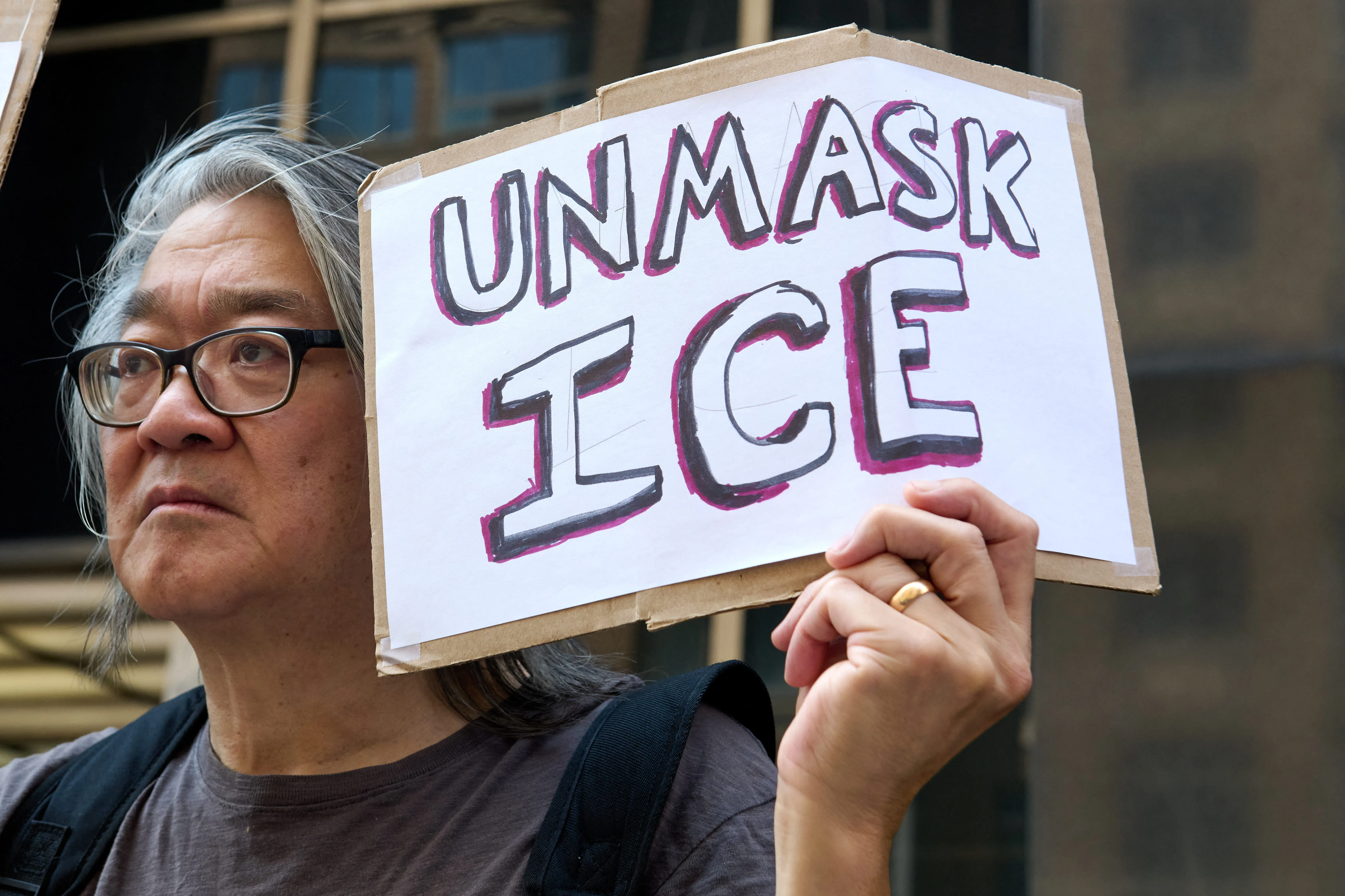 Estados toman medidas contra el uso de máscaras por ICE: Un desafío federal