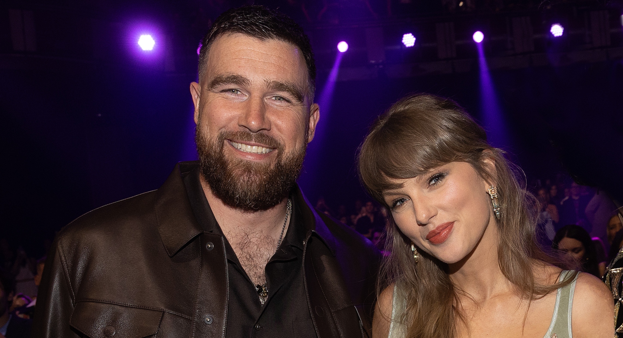 ¿Amor y Moda? Taylor Swift y Travis Kelce Deslumbran en los iHeartRadio Music Awards con Estilismos de Alto Vuelo