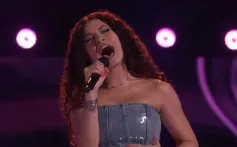 Teen Singer Dares to Sing Kelly Clarkson's Song on 'The Voice' to Success - Image 1