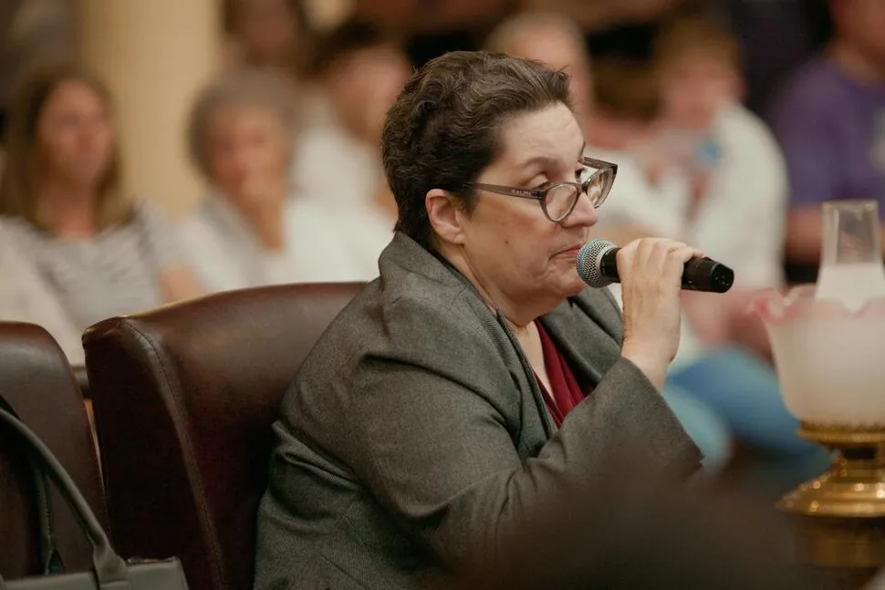 ¡Censura en Tennessee! Despiden a bibliotecaria por defender libros LGBTQ+