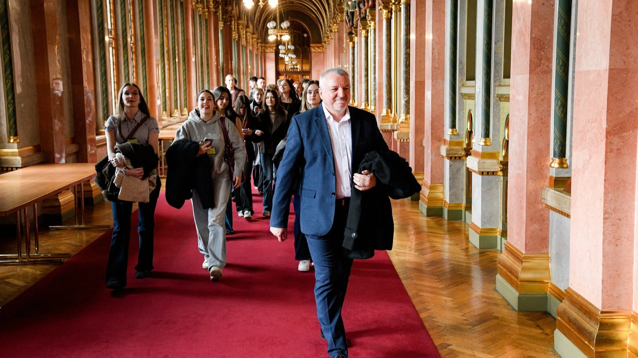 El Declive de la Izquierda en Europa Central: Causas y Consecuencias - Image 1