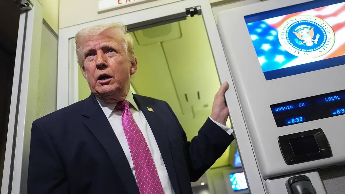 Revelan diseño de la biblioteca de Trump: Rascacielos en Miami con estatua dorada