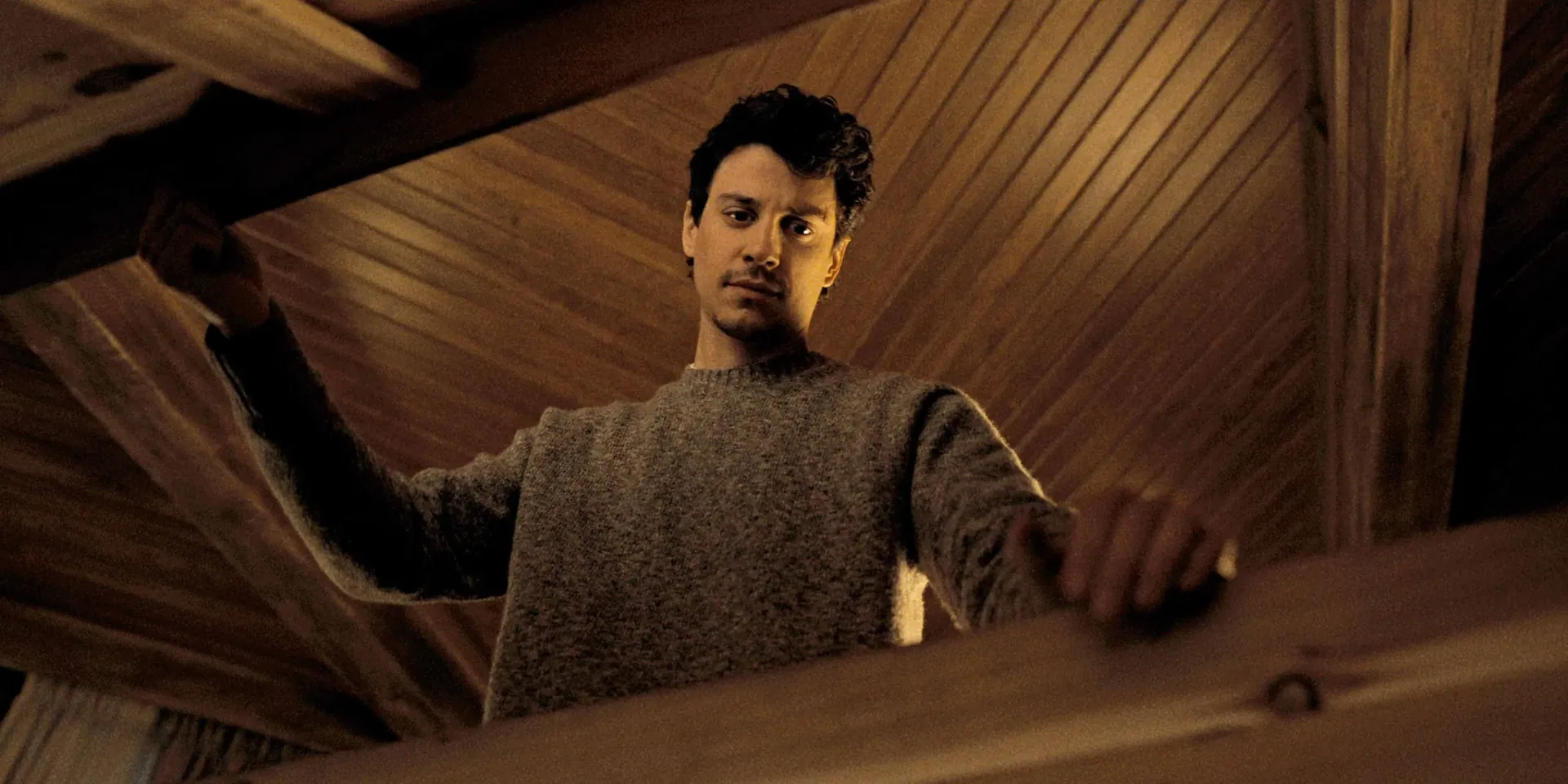 Adam DiMarco de 'White Lotus' Revela el Giro Genial en su Nuevo Horror de Netflix - Image 1