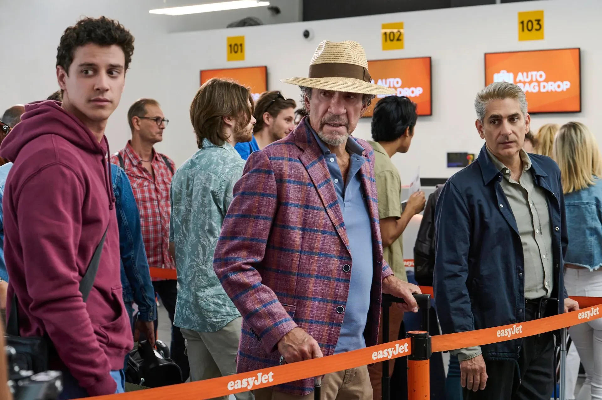 Adam DiMarco de 'White Lotus' Revela el Giro Genial en su Nuevo Horror de Netflix - Image 2