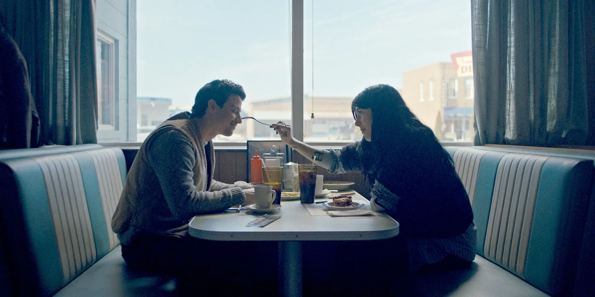 Adam DiMarco de 'White Lotus' Revela el Giro Genial en su Nuevo Horror de Netflix - Image 4